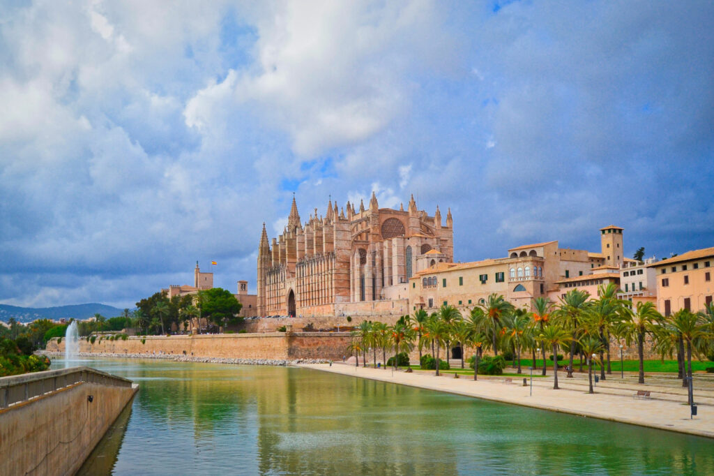 Die Kathedrale der Heiligen Maria in Palma de Mallorca mit Gewässer im Vordergrund
